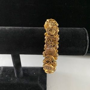 Vintage elasticated bracelet. B3